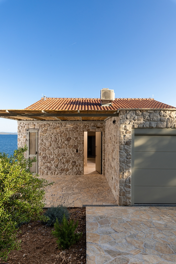 Sea-View 3-Bedroom Villa in Ivan Dolac for 6