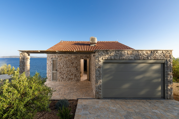 Sea-View 3-Bedroom Villa in Ivan Dolac for 6