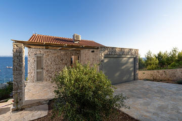 Sea-View 3-Bedroom Villa in Ivan Dolac for 6