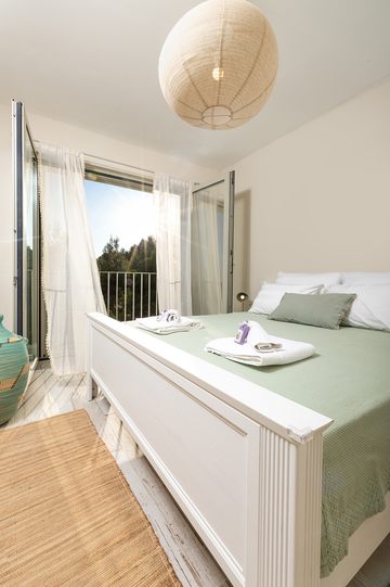 Sea-View 3-Bedroom Villa in Ivan Dolac for 6