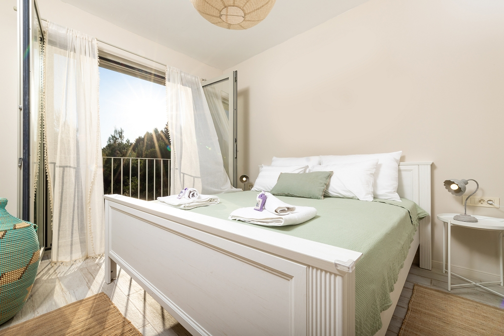 Sea-View 3-Bedroom Villa in Ivan Dolac for 6