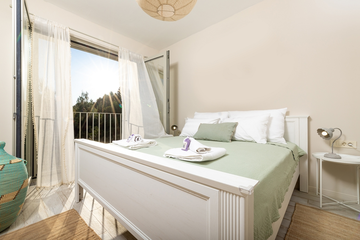 Sea-View 3-Bedroom Villa in Ivan Dolac for 6