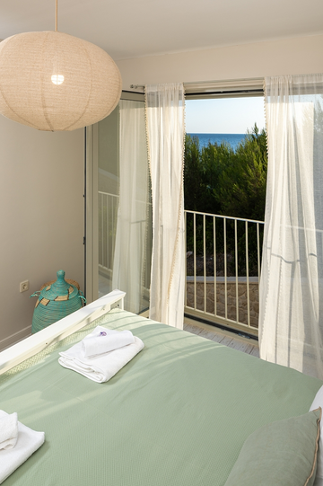 Sea-View 3-Bedroom Villa in Ivan Dolac for 6