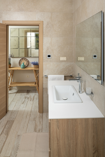 Sea-View 3-Bedroom Villa in Ivan Dolac for 6