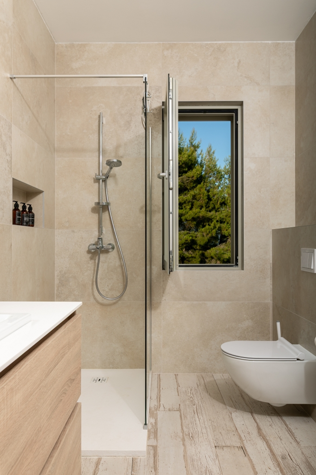 Sea-View 3-Bedroom Villa in Ivan Dolac for 6