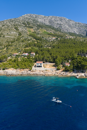 Sea-View 3-Bedroom Villa in Ivan Dolac for 6