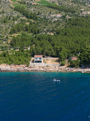 Sea-View 3-Bedroom Villa in Ivan Dolac for 6