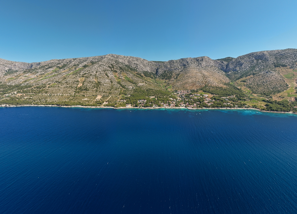 Sea-View 3-Bedroom Villa in Ivan Dolac for 6