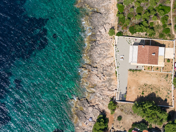 Sea-View 3-Bedroom Villa in Ivan Dolac for 6