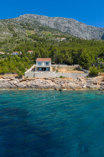 Sea-View 3-Bedroom Villa in Ivan Dolac for 6