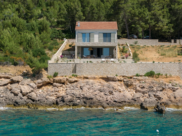 Sea-View 3-Bedroom Villa in Ivan Dolac for 6