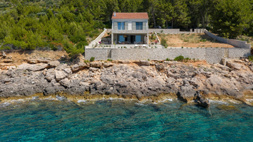 Sea-View 3-Bedroom Villa in Ivan Dolac for 6