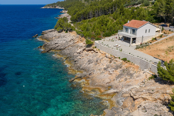 Sea-View 3-Bedroom Villa in Ivan Dolac for 6