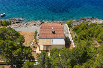 Sea-View 3-Bedroom Villa in Ivan Dolac for 6