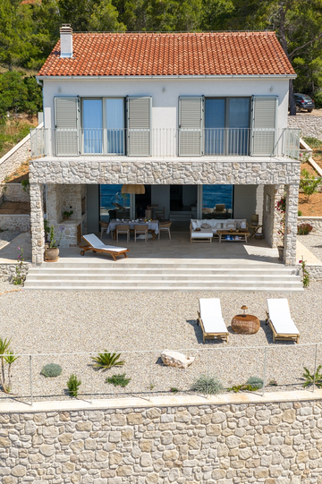 Sea-View 3-Bedroom Villa in Ivan Dolac for 6