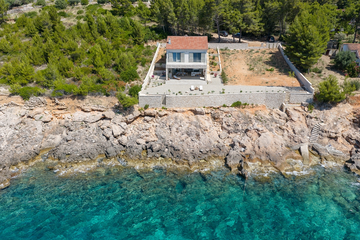 Sea-View 3-Bedroom Villa in Ivan Dolac for 6