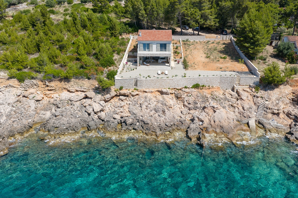 Sea-View 3-Bedroom Villa in Ivan Dolac for 6