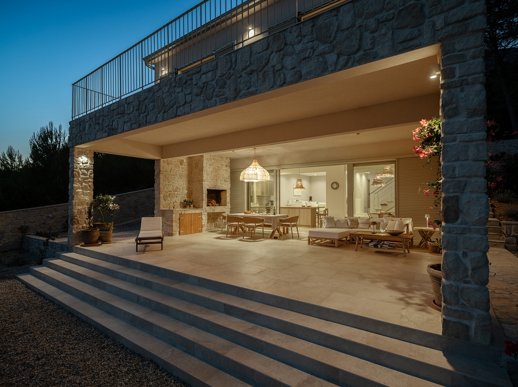 Sea-View 3-Bedroom Villa in Ivan Dolac for 6