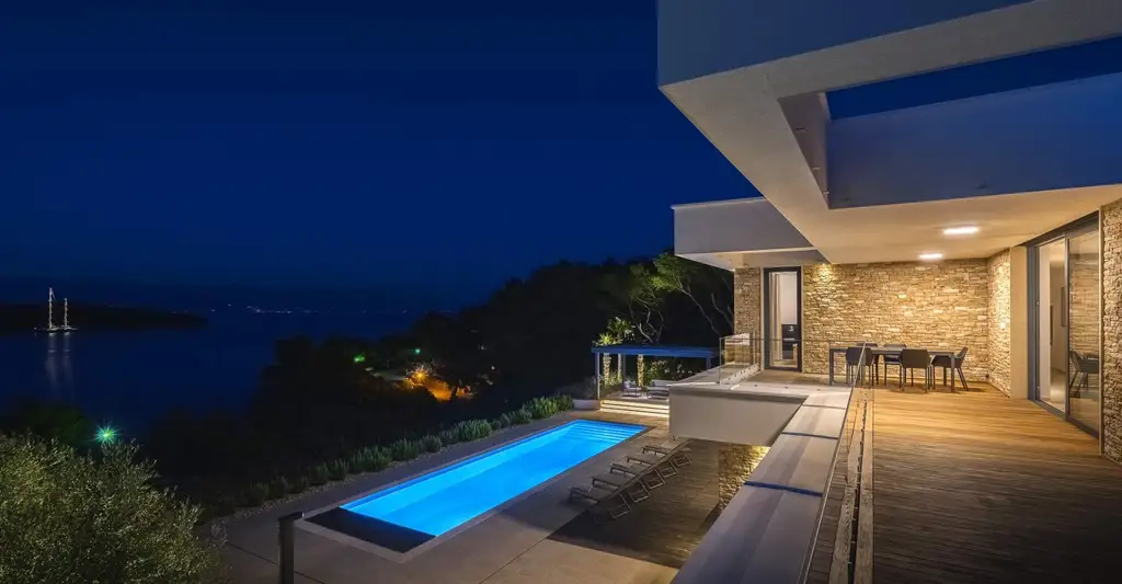 Jelsa Villa for 12 Guests with Pool & Hot Tubs