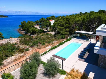 Jelsa Villa for 12 Guests with Pool & Hot Tubs