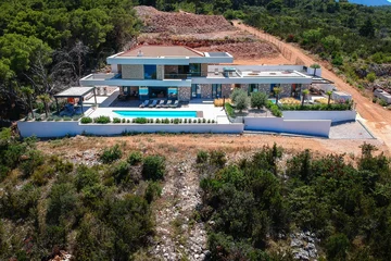 Jelsa Villa for 12 Guests with Pool & Hot Tubs