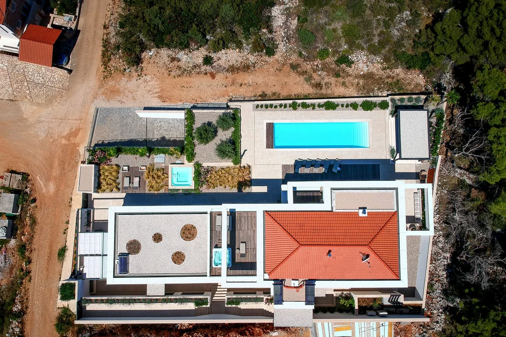Jelsa Villa for 12 Guests with Pool & Hot Tubs