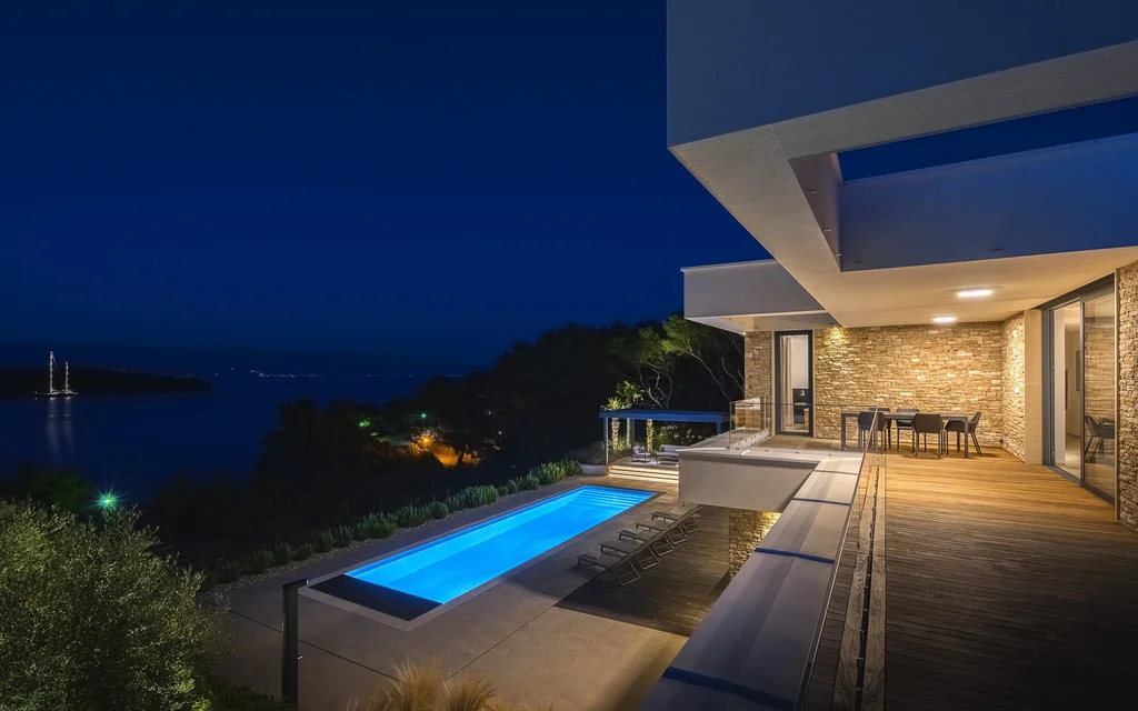 Jelsa Villa for 12 Guests with Pool & Hot Tubs