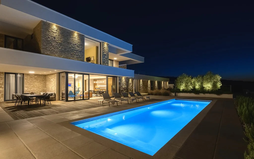 Jelsa Villa for 12 Guests with Pool & Hot Tubs