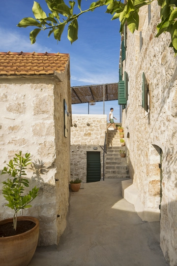 5-Bedroom Villa in Zavala for up to 10 Guests