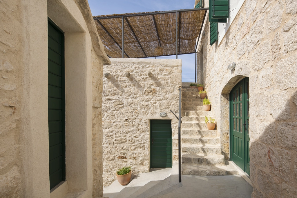 5-Bedroom Villa in Zavala for up to 10 Guests