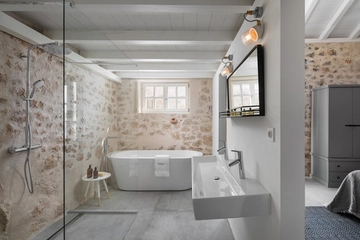 5-Bedroom Villa in Zavala for up to 10 Guests