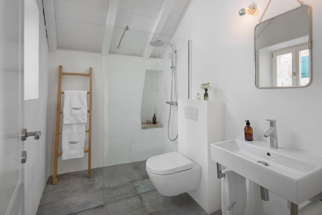 5-Bedroom Villa in Zavala for up to 10 Guests