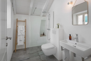 5-Bedroom Villa in Zavala for up to 10 Guests