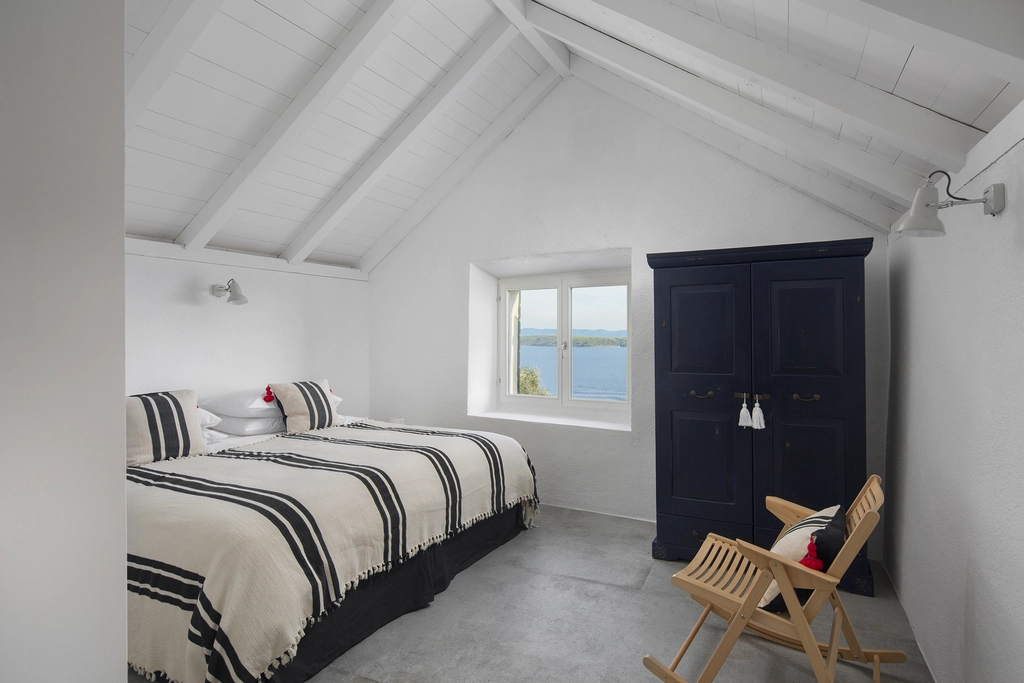 5-Bedroom Villa in Zavala for up to 10 Guests