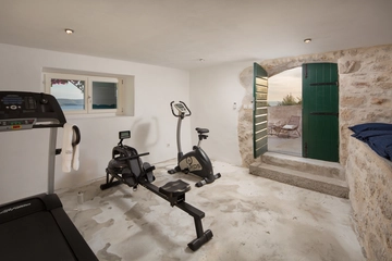 5-Bedroom Villa in Zavala for up to 10 Guests