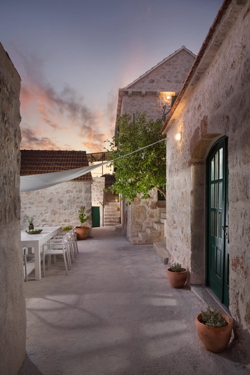 5-Bedroom Villa in Zavala for up to 10 Guests