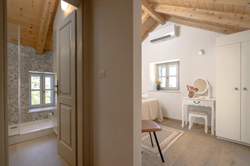 Stone Villa in Velo Grablje for Up to 8 Guests