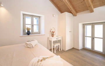 Stone Villa in Velo Grablje for Up to 8 Guests