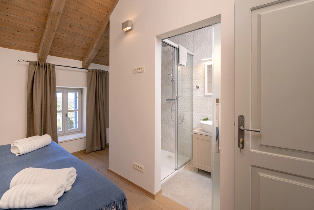 Stone Villa in Velo Grablje for Up to 8 Guests