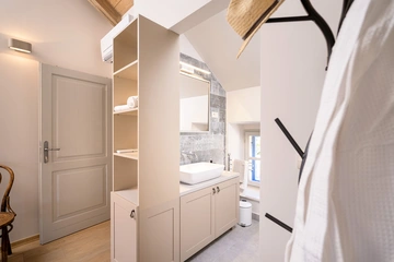 Stone Villa in Velo Grablje for Up to 8 Guests