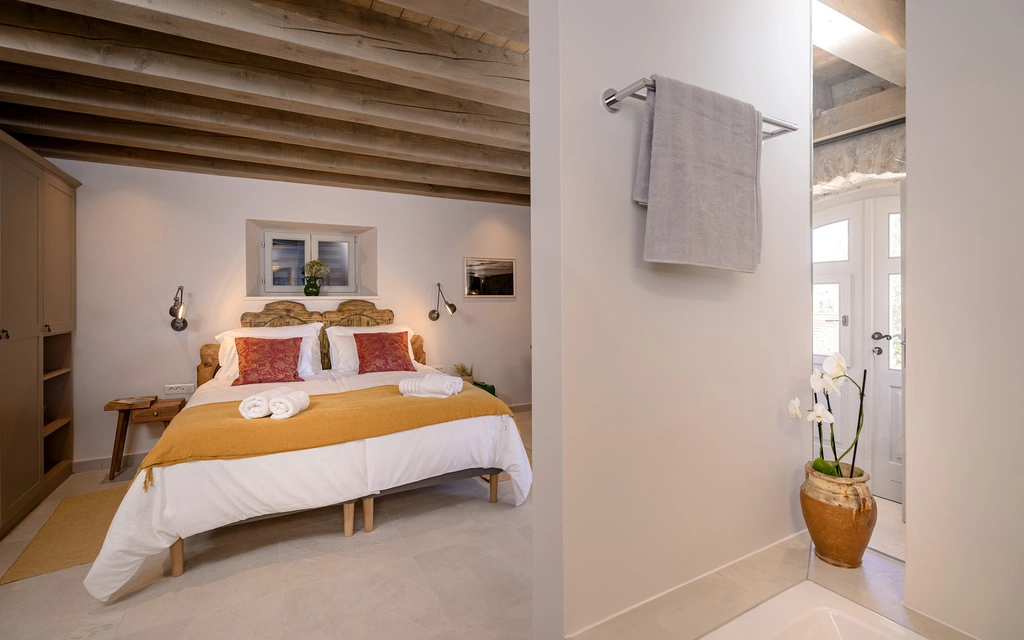 Stone Villa in Velo Grablje for Up to 8 Guests