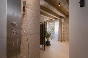 Stone Villa in Velo Grablje for Up to 8 Guests