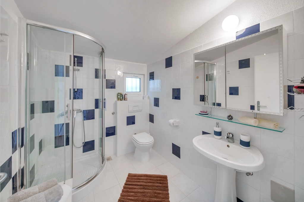 3-Bedroom Villa in Basina for 6 Guests