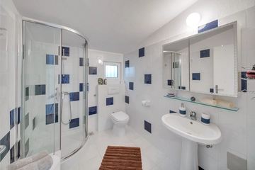 3-Bedroom Villa in Basina for 6 Guests