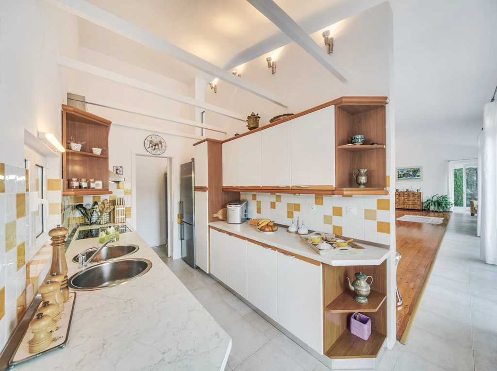 3-Bedroom Villa in Basina for 6 Guests