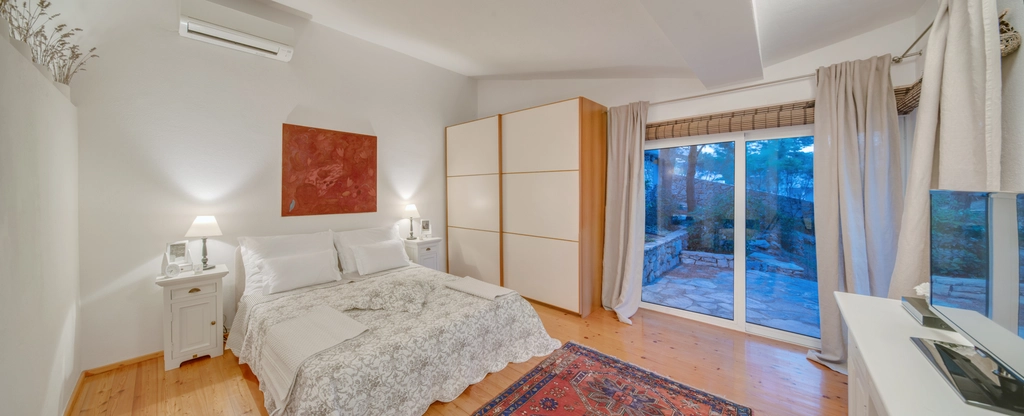 3-Bedroom Villa in Basina for 6 Guests