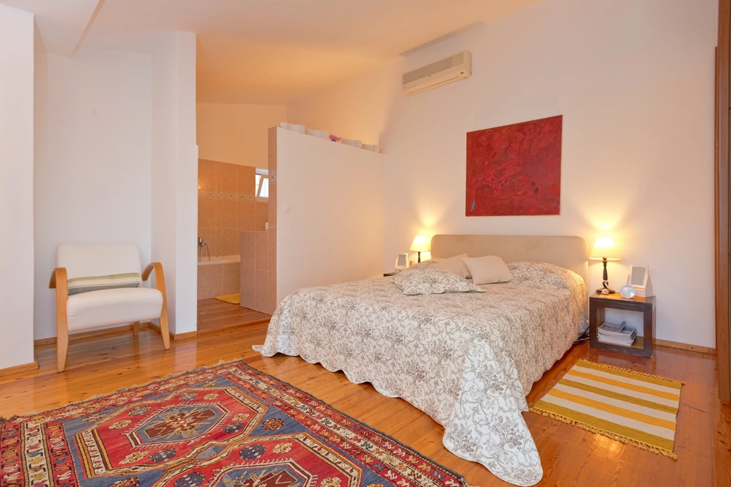 3-Bedroom Villa in Basina for 6 Guests