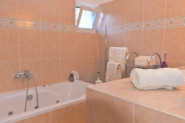 3-Bedroom Villa in Basina for 6 Guests