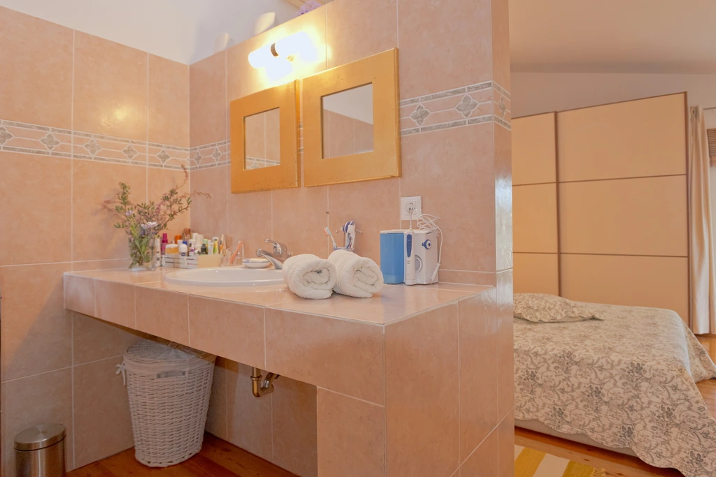 3-Bedroom Villa in Basina for 6 Guests