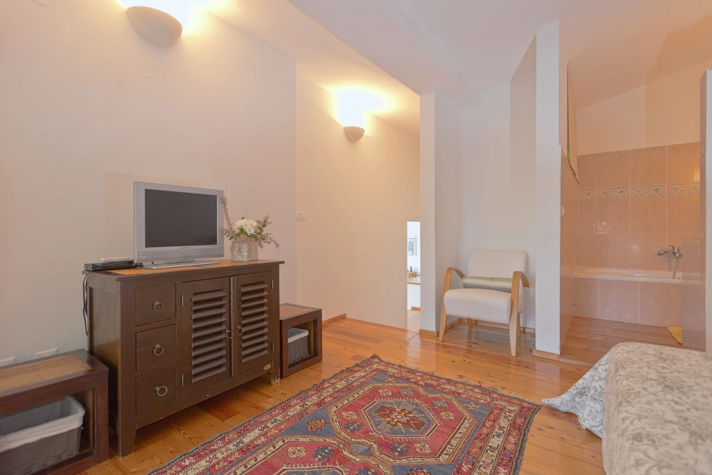 3-Bedroom Villa in Basina for 6 Guests